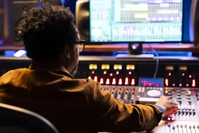 Ingénieur du son supervisant la qualité des messages téléphoniques chez Studio Phone Express