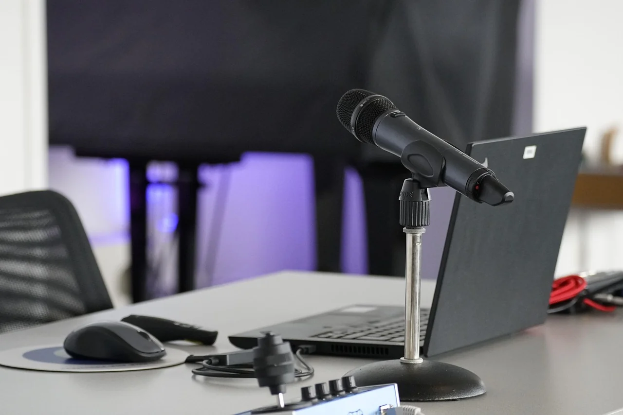 Professionnel au téléphone — messages d'accueil et d'attente pour entreprises