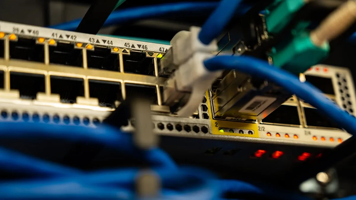 Switch réseau et câbles Ethernet — fichier audio Centrex IP