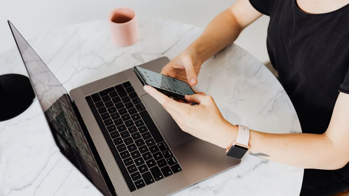 Smartphone et ordinateur — personnalisation de message téléphonique
