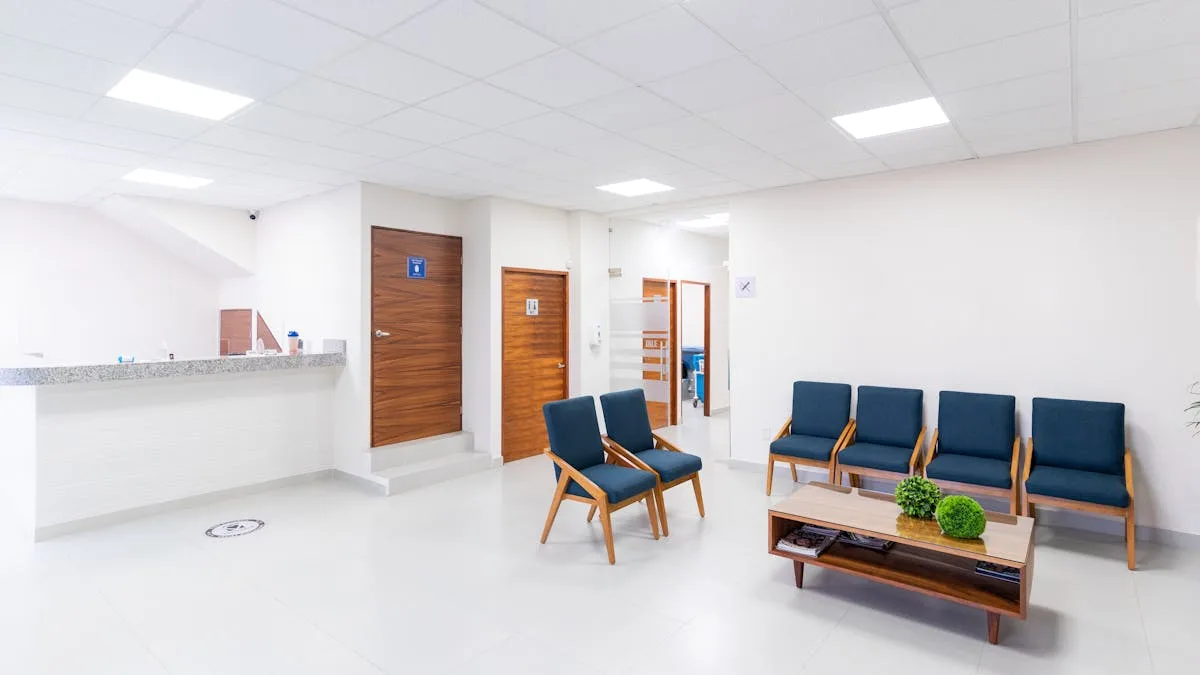 Salle d'attente médicale moderne — accueil téléphonique clinique