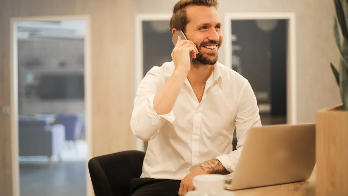 Professionnel au smartphone en bureau — accueil téléphonique contextuel