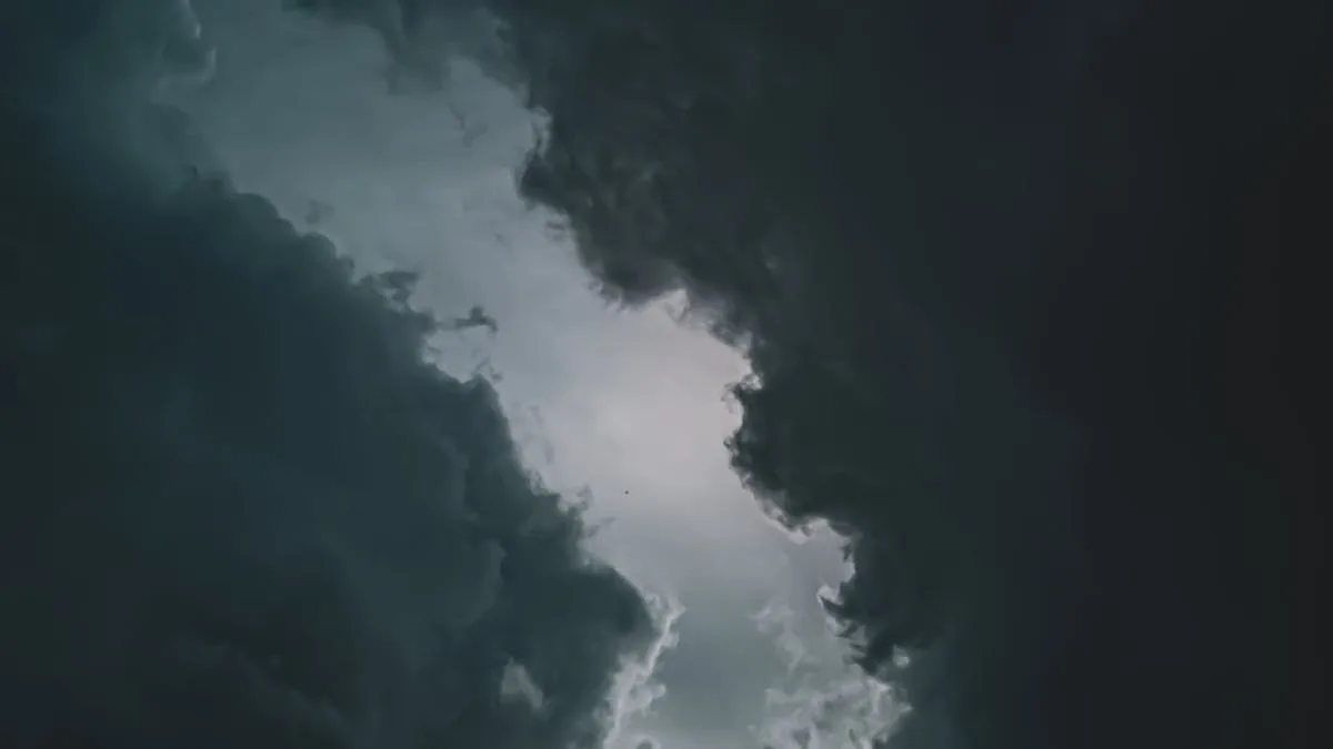 Ciel orageux — message dynamique météo et alertes réseau