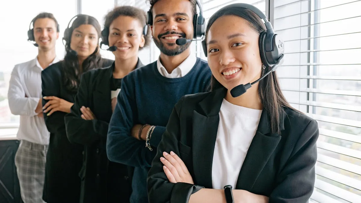 Équipe téléopérateurs avec casques — messages téléphoniques multilingues