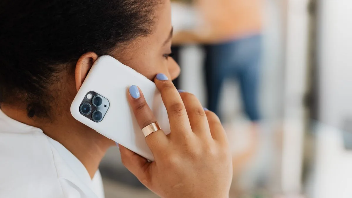 Professionnelle au téléphone — retour sur investissement PME