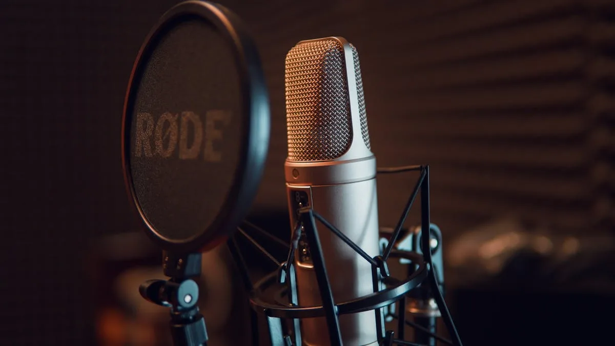 Micro de studio avec filtre anti-pop — voix synthétique et humaine
